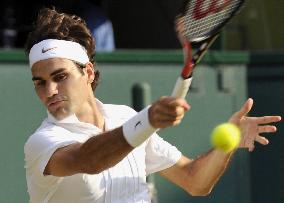 Federer beats Clement in 3rd round of Wimbledon tennis