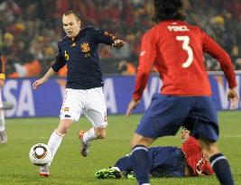 Spain beat 10-man Chile 2-1, both teams advance to round of 16