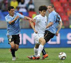 Uruguay beat S. Korea in World Cup round of 16