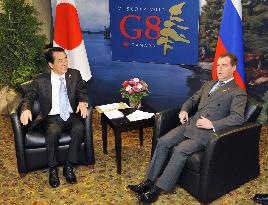 Kan, Medvedev meet on G-8 summit sidelines