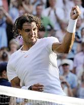 Nadal beats Petzschner at Wimbledon