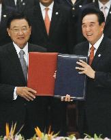Taiwan, China sign crucial free trade deal