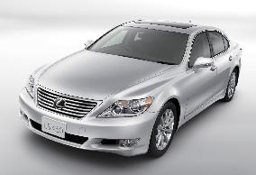 Toyota mulls recall of flagship Lexus sedan