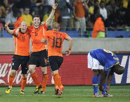 Netherlands defeat Brazil 2-1