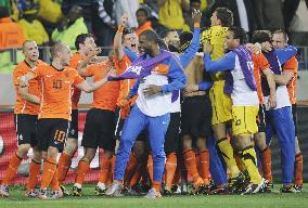 Netherlands defeat Brazil 2-1