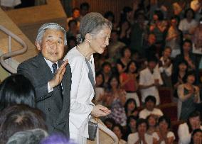 Emperor attends cello concert