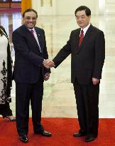 Pakistani President Zardari talks with Chinese President Hu