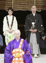 Kabuki actor, wife visit temple