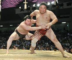 Hakuho rolls to 35th straight win at Nagoya sumo