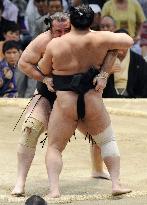 Ozeki Kotooshu unbeaten at Nagoya sumo tournament