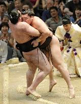 Hakuho unstoppable on 4th day of Nagoya sumo