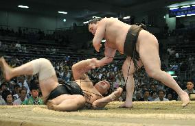 Hakuho throws down Aminishiki