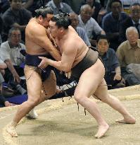 Hakuho blasts Hakuba, still perfect at Nagoya sumo