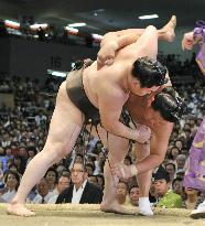 Hakuho beats Kyokutenho at Nagoya meet