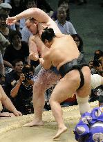 Baruto beaten by Aminishiki at Nagoya meet