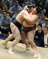 Kotooshu beats Kisenosato at Nagoya meet