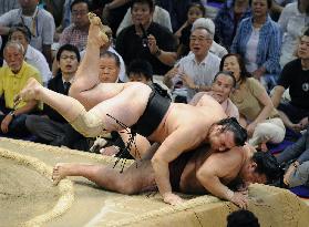 Kotooshu beats Kisenosato at Nagoya meet