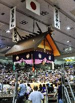 Nagoya sumo meet records sold-out crowd