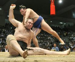 Kakuryu beats Kotooshu at Nagoya sumo