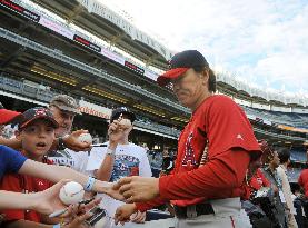 Angels' Matsui signs for fans