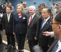 Clinton, Gates visit Panmunjeom