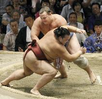 Baruto beats Kisenosato at Nagoya sumo