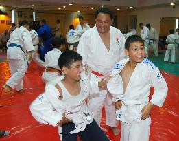 Japan judo medalists teach Israeli, Palestinian kids