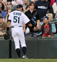 Mariners' Ichiro plays against White Sox