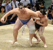 Harumafuji beats Baruto
