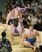 Hakuho makes sumo history