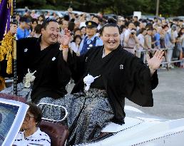 Hakuho makes sumo history