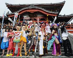 Int'l 'cosplayers' take to Nagoya streets