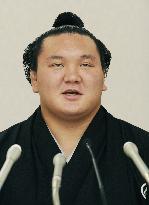 Hakuho receives emperor's congratulatory letter