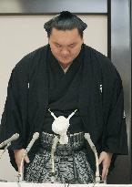 Hakuho receives emperor's congratulatory letter