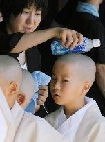 Little priest cools down in sizzling Kyoto temple