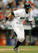 Ichiro hits single vs. Rangers