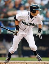 Mariners' Ichiro 3-for-5, steals 4 bags