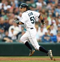 Mariners' Ichiro 3-for-5, steals 4 bags