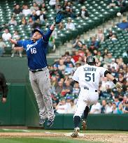 Ichiro has a pair of hits against Royals