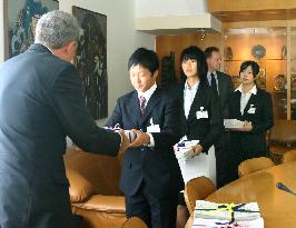 Japanese students present signatures for nuke disarmament