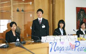 Japanese students present signatures for nuke disarmament