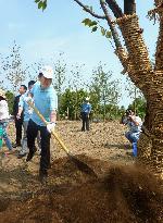 Japan's tourism minister plants tree in China