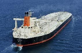 Damaged oil tanker heads to Tokyo