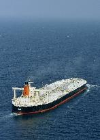 Damaged oil tanker heads to Tokyo