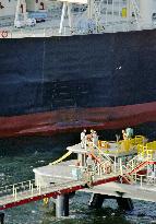 Damaged oil tanker arrives in Tokyo Bay