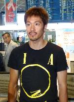 Urawa's Abe departs from Narita airport for England