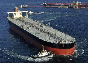 Damaged oil tanker leaves Tokyo Bay