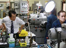 Kan visits small factories in Tokyo