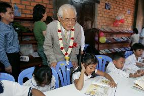 Ex-Hiroshima mayor at Cambodia peace library