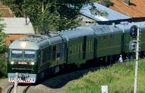 Train carrying N. Korea's Kim traveling toward border